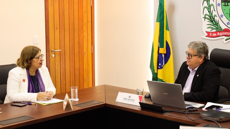 Ogovernador João Azevêdo recebeu, nesta quinta-feira (25), em João Pessoa, a ministra das Mulheres, Cida Gonçalves, que cumpre agenda na Paraíba para o lançamento da campanha “Brasil sem misoginia”. Na reunião, também foram tratados sobre o início das obras da Casa da Mulher Brasileira e a participação de artesãs paraibanas em feiras internacionais.