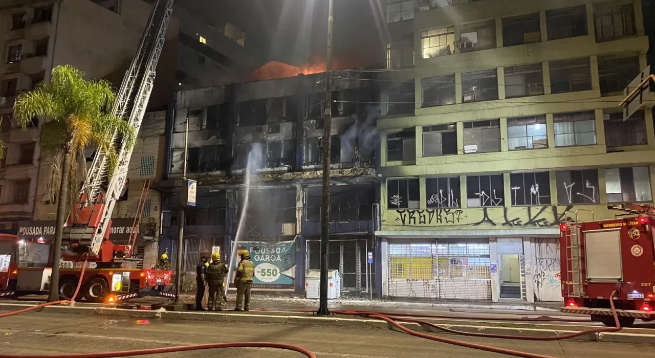 Um incêndio que atingiu uma pousada na região central de Porto Alegre matou 10 pessoas e deixou outras 11 feridas na madrugada desta sexta-feira (26).