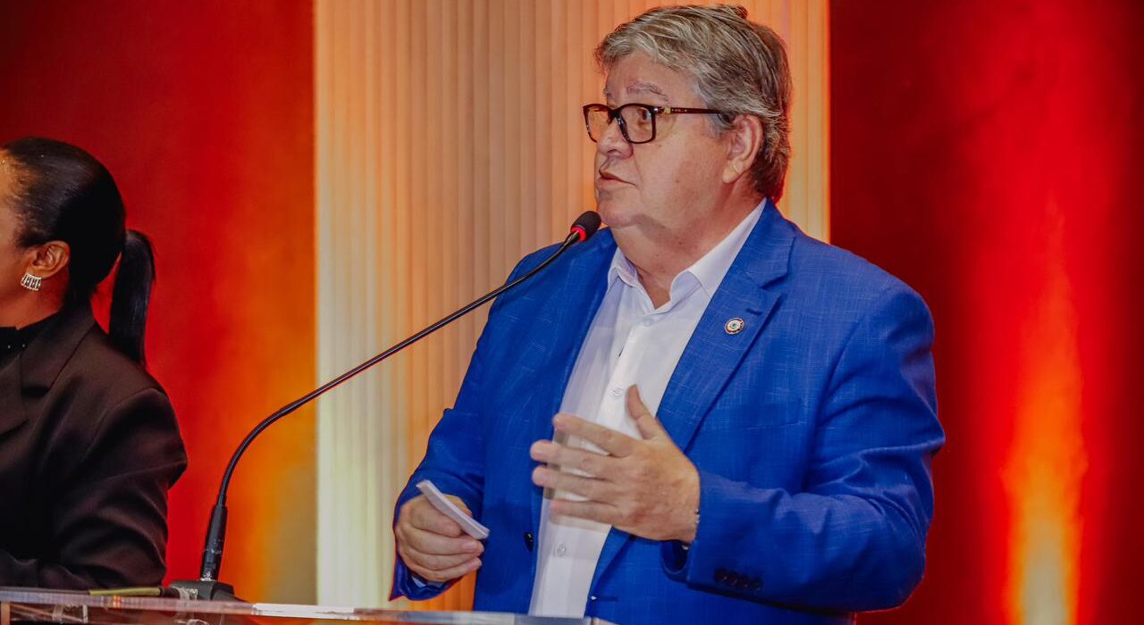 O prefeito Cícero Lucena defendeu a importância do Orçamento Democrático Estadual (ODE), que teve seu ciclo 2024 apresentado pelo governador da Paraíba, João Azevêdo, nesta segunda-feira (29). Durante solenidade realizada no Espaço Cultural José Lins do Rêgo, em Tambauzinho, o gestor municipal lembrou que a Prefeitura de João Pessoa adota mecanismos similares – o Você Prefeito e a Participação Popular