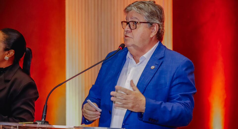 O prefeito Cícero Lucena defendeu a importância do Orçamento Democrático Estadual (ODE), que teve seu ciclo 2024 apresentado pelo governador da Paraíba, João Azevêdo, nesta segunda-feira (29). Durante solenidade realizada no Espaço Cultural José Lins do Rêgo, em Tambauzinho, o gestor municipal lembrou que a Prefeitura de João Pessoa adota mecanismos similares – o Você Prefeito e a Participação Popular