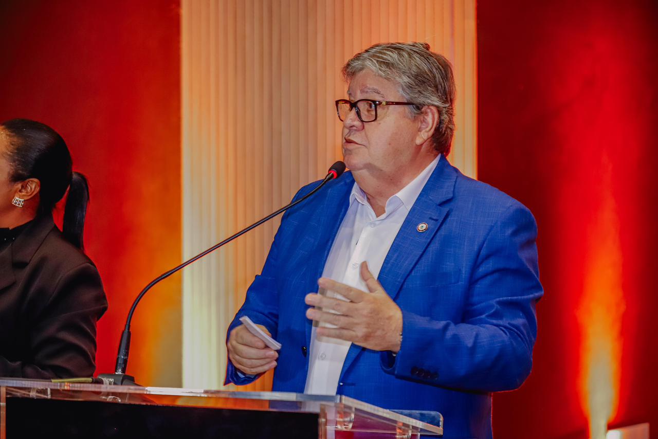 O prefeito Cícero Lucena defendeu a importância do Orçamento Democrático Estadual (ODE), que teve seu ciclo 2024 apresentado pelo governador da Paraíba, João Azevêdo, nesta segunda-feira (29). Durante solenidade realizada no Espaço Cultural José Lins do Rêgo, em Tambauzinho, o gestor municipal lembrou que a Prefeitura de João Pessoa adota mecanismos similares – o Você Prefeito e a Participação Popular