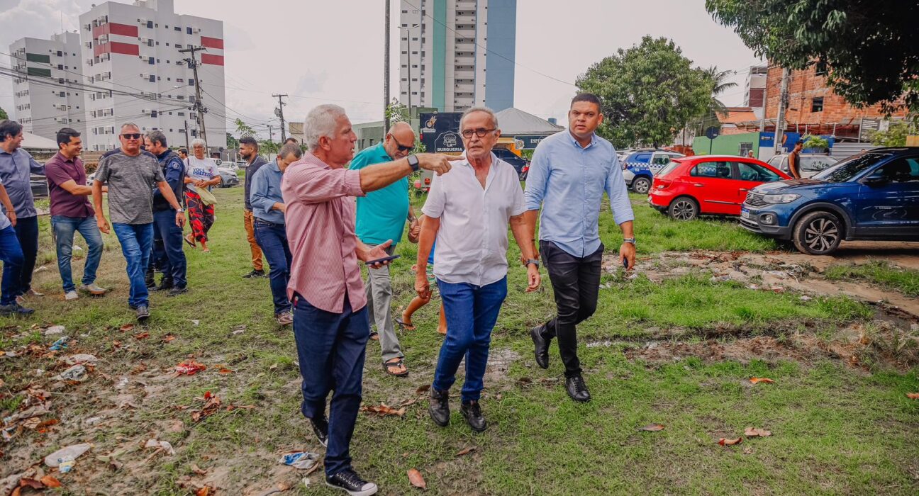 O bairro dos Bancários está ganhando mais uma praça pública – um espaço com amplas áreas de convivência, com quadra esportiva, academia, playground e iluminação de LED, que será construída pela Prefeitura de João Pessoa na Rua Tenente de Assis Moura. A autorização para o início das obras foi assinada, nesta segunda-feira (29)