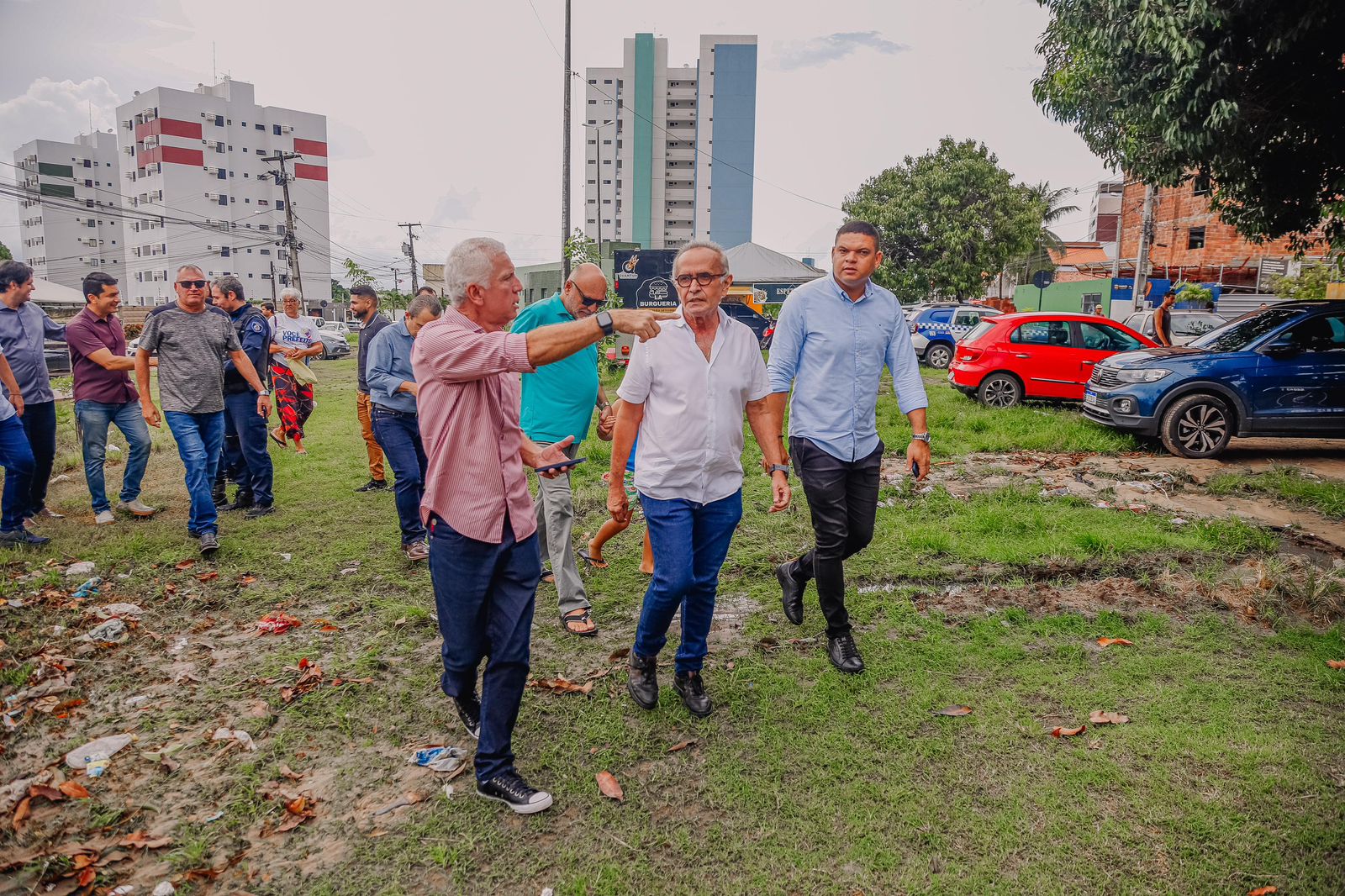 O bairro dos Bancários está ganhando mais uma praça pública – um espaço com amplas áreas de convivência, com quadra esportiva, academia, playground e iluminação de LED, que será construída pela Prefeitura de João Pessoa na Rua Tenente de Assis Moura. A autorização para o início das obras foi assinada, nesta segunda-feira (29)
