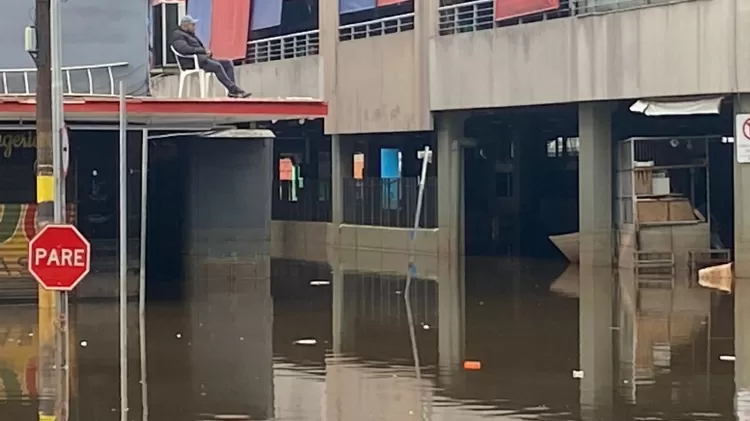 Com a baixa do Guaíba, que recuou hoje para 4,55 metros no cais Mauá e atingiu o menor nível desde o ápice da inundação, houve diminuição do nível da água no centro histórico de Porto Alegre. Com isso, o comércio já projeta reabrir as portas, embora parte da região ainda esteja sem energia, desligada por segurança a pedido da Defesa Civil. O dia amanheceu ensolarado. À tarde, o tempo ficou nublado, mas não houve chuva.