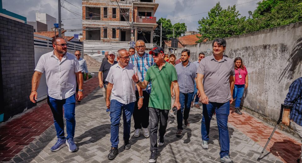 O maior programa de pavimentação da história de João Pessoa atingiu, nesta sexta-feira (10), a marca de 527 ruas entregues à população da Capital, com infraestrutura completa de drenagem, calçadas padronizadas e itens de acessibilidade.