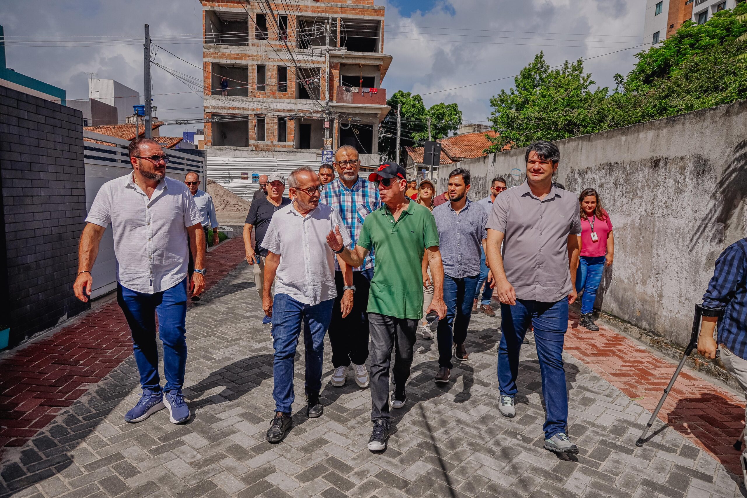 O maior programa de pavimentação da história de João Pessoa atingiu, nesta sexta-feira (10), a marca de 527 ruas entregues à população da Capital, com infraestrutura completa de drenagem, calçadas padronizadas e itens de acessibilidade.