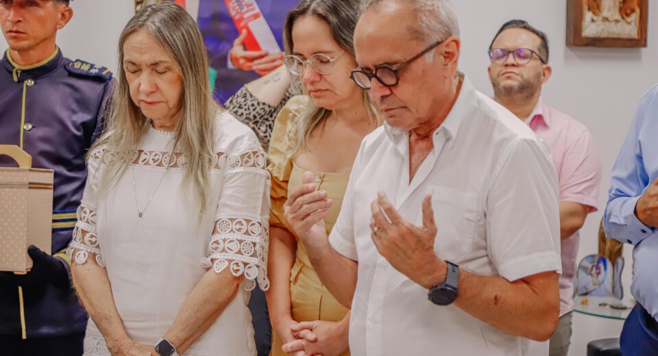 A manhã desta quarta-feira (15) foi especial para os fiéis católicos, em João Pessoa, que puderam celebrar a chegada da imagem peregrina de Nossa Senhora de Fátima, vinda do Santuário dedicado à santa em Portugal. No Centro Administrativo Municipal (CAM), em Água Fria, houve celebração de missa pelo padre Paulo Cordeiro, com a presença do prefeito Cícero Lucena, acompanhado da primeira-dama, Lauremília Lucena.