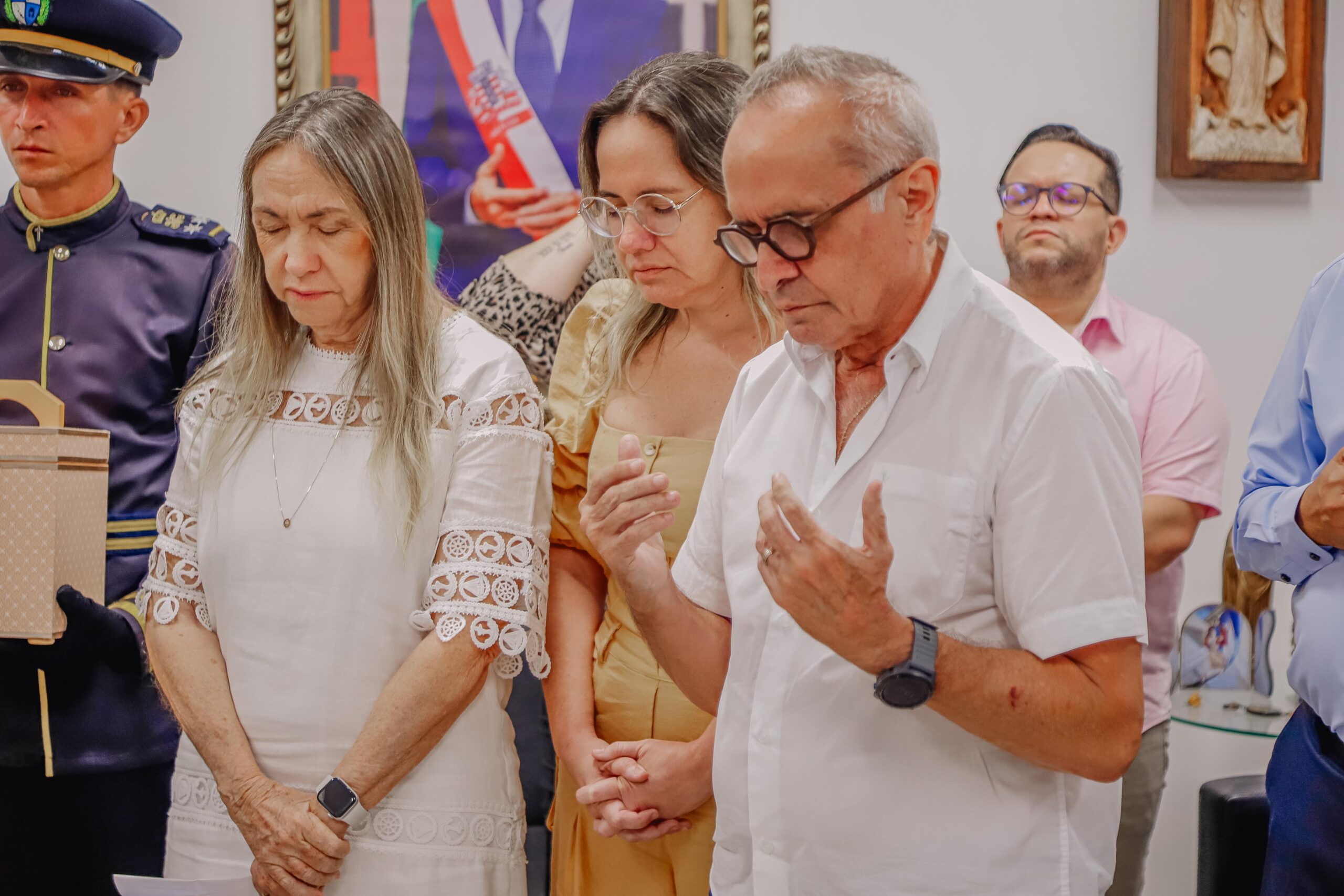 A manhã desta quarta-feira (15) foi especial para os fiéis católicos, em João Pessoa, que puderam celebrar a chegada da imagem peregrina de Nossa Senhora de Fátima, vinda do Santuário dedicado à santa em Portugal. No Centro Administrativo Municipal (CAM), em Água Fria, houve celebração de missa pelo padre Paulo Cordeiro, com a presença do prefeito Cícero Lucena, acompanhado da primeira-dama, Lauremília Lucena.