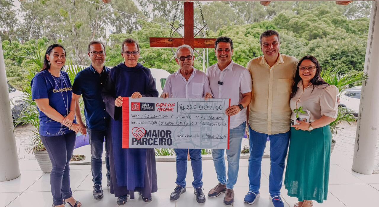 O prefeito Cícero Lucena liberou, nesta sexta-feira (17), o valor de R$ 5,6 milhões em emendas cidadãs para beneficiar 14 instituições que atuam prestando serviços em benefício da população de João Pessoa, em diversas áreas.