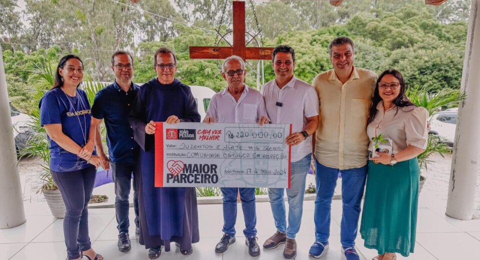 O prefeito Cícero Lucena liberou, nesta sexta-feira (17), o valor de R$ 5,6 milhões em emendas cidadãs para beneficiar 14 instituições que atuam prestando serviços em benefício da população de João Pessoa, em diversas áreas.