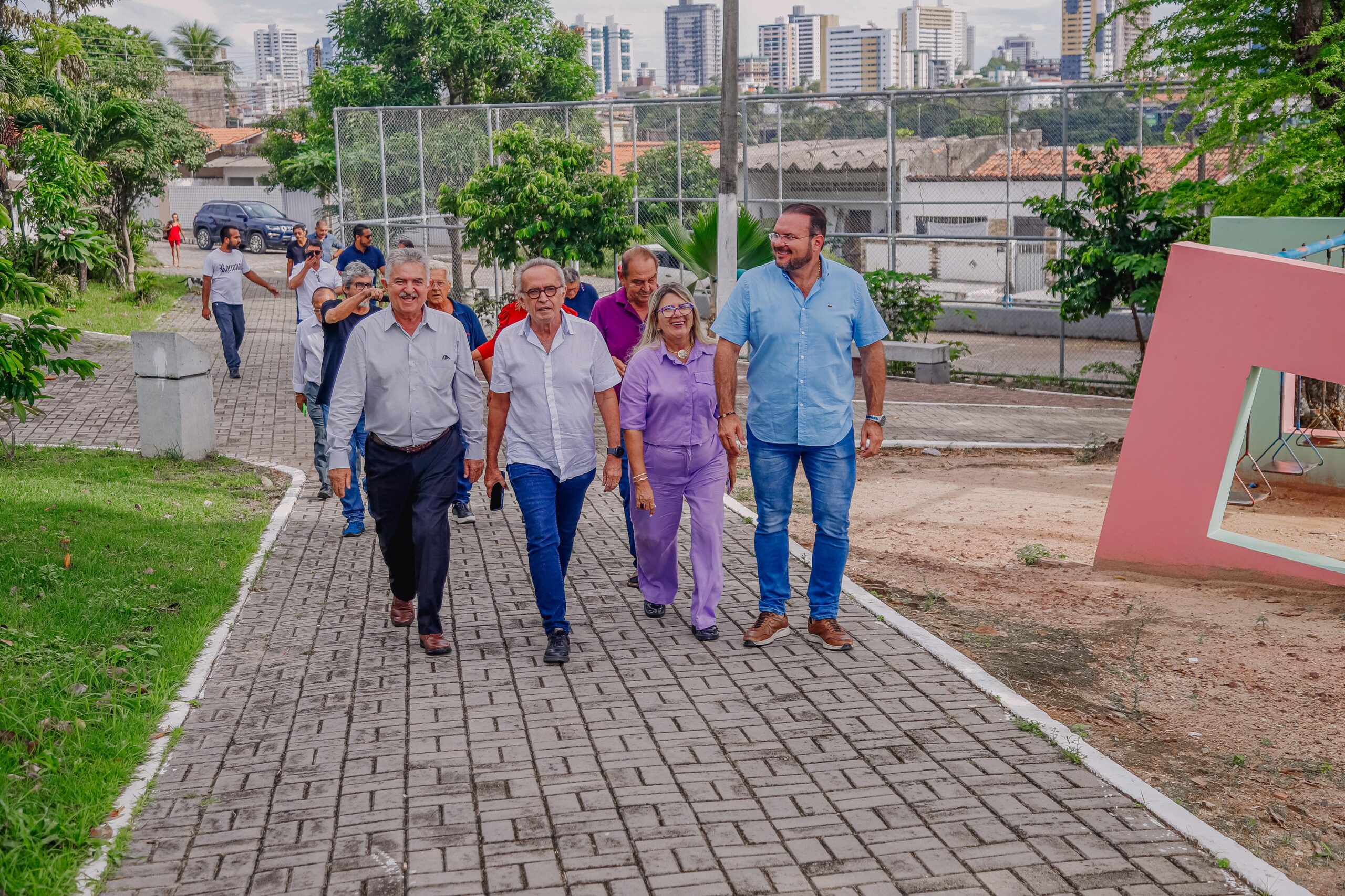 Programa de praças – A Prefeitura de João Pessoa já entregou, desde o início da atual gestão, 16 praças – sendo quatro construídas do zero e 12 reconstruídas. De acordo com o secretário de Infraestrutura (Seinfra), Rubens Falcão, o programa vai seguir avançando por toda a cidade. Outras 12 estão em processo de licitação e, muito em breve, também estarão tendo obras iniciadas.
