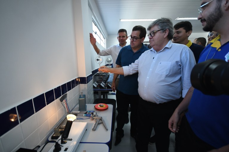 Em Cachoeira dos Índios, o novo complexo da Escola Adalberto Souza Oliveira entregue pelo governador João Azevêdo conta com 10 salas de aula, biblioteca, laboratórios de Informática, Ciências, Matemática/Robótica, ginásio poliesportivo, sala de professores e de reunião, diretoria, refeitório, cozinha e banheiros, dentre outros ambientes.