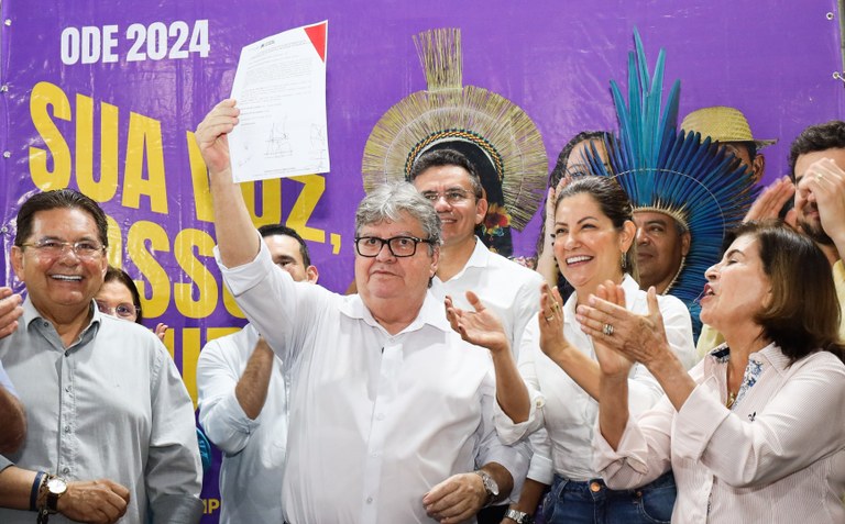 João Azevêdo abriu a plenária com uma série de assinaturas e autorizações de obras nas áreas da educação e saúde, fez entregas simbólicas de casas, equipamentos para a segurança pública, entre outras, que somam mais de R$ 50 milhões em investimentos.