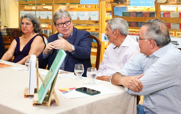 O governador João Azevêdo prestigiou, na noite desta terça-feira (30), no Espaço Cultural José Lins do Rêgo, em João Pessoa, o lançamento da edição 2024 do Projeto "Noite da Literatura Paraibana", promovido pela Empresa Paraibana de Comunicação (EPC). A solenidade de abertura da quinta edição do projeto foi marcada pelo lançamento das obras "Memórias A União" e "Paraíba na Literatura V", ambas pela Editora A União.