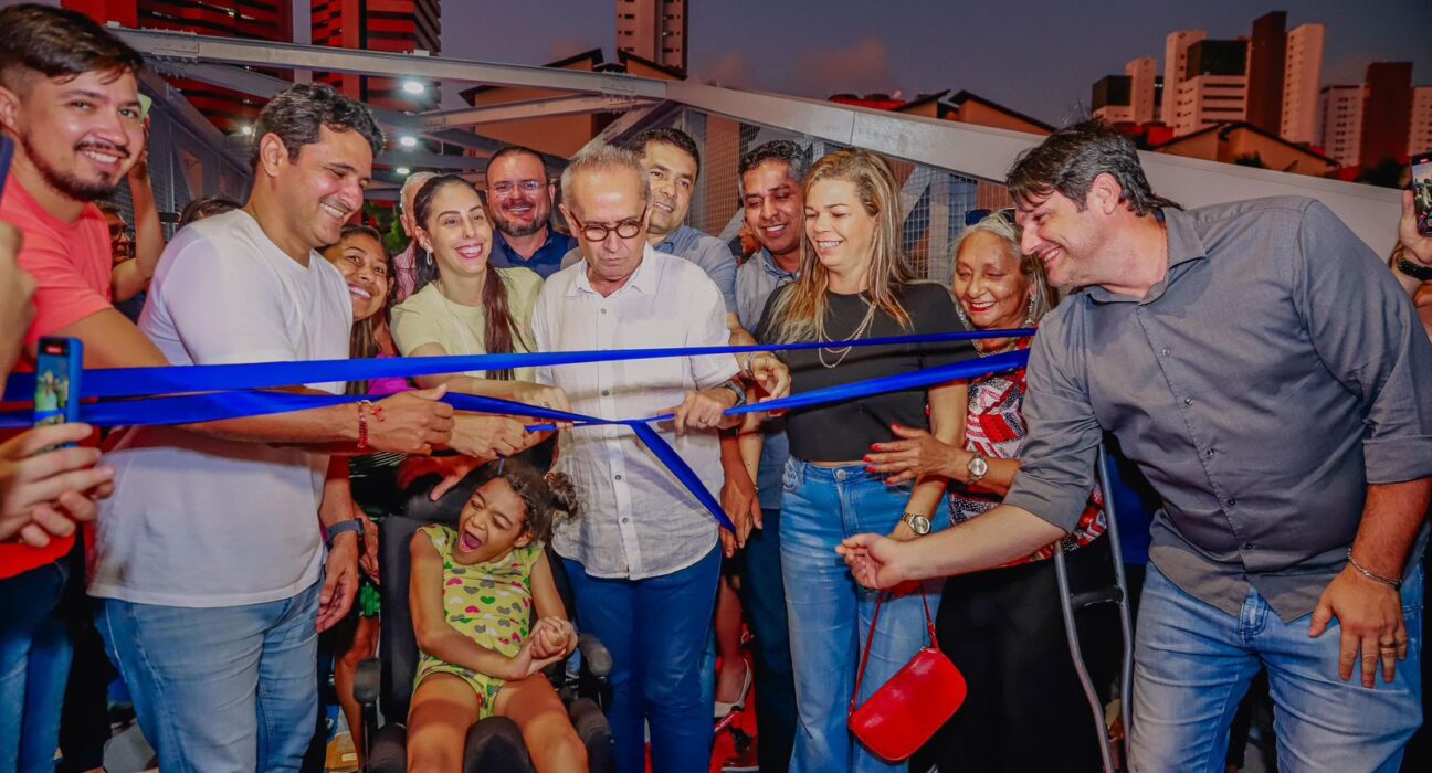 Durante solenidade, o gestor municipal ainda destacou que a Prefeitura está avançando com a construção da ponte, na mesma rua, cerca de 300 metros de distância da passarela, com a mesma função de ser ligação com Manaíra, por onde passarão carros e motos.