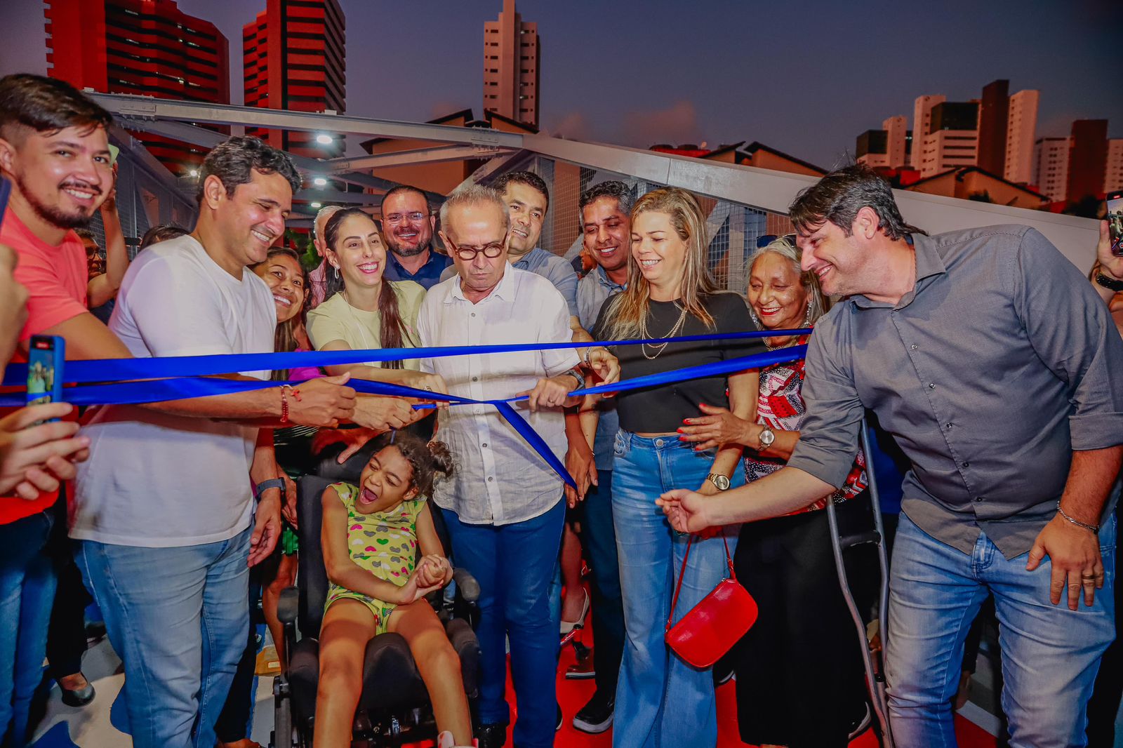 Durante solenidade, o gestor municipal ainda destacou que a Prefeitura está avançando com a construção da ponte, na mesma rua, cerca de 300 metros de distância da passarela, com a mesma função de ser ligação com Manaíra, por onde passarão carros e motos.