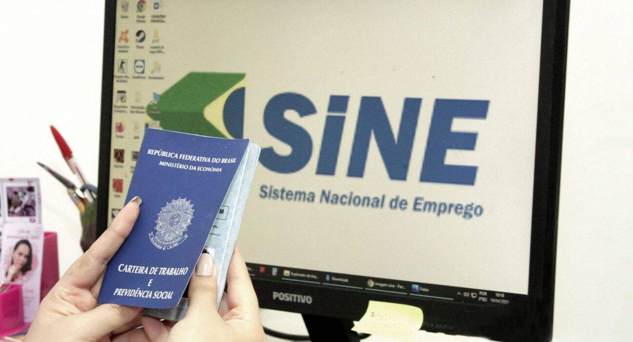 No destaque, a lista traz 45 vagas para pedreiro, outras 44 para carpinteiro e mais 30 vagas para armador. Algumas colocações exigem experiência na área, outras não.