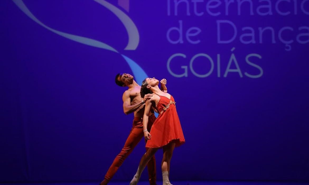 Os bailarinos Gabriel Morais e Lyedson Fidelis, integrantes da Companhia Municipal de Dança de João Pessoa, foram selecionados para o Festival de Dança de Joinville, em Santa Catarina, e a partir deste sábado (13) até o domingo (28), eles estarão no evento mostrando talento e desenvoltura na dança.