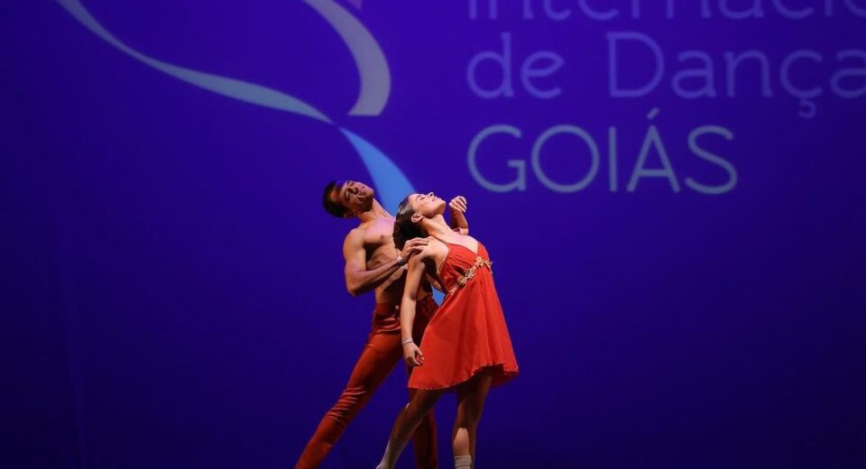 Os bailarinos Gabriel Morais e Lyedson Fidelis, integrantes da Companhia Municipal de Dança de João Pessoa, foram selecionados para o Festival de Dança de Joinville, em Santa Catarina, e a partir deste sábado (13) até o domingo (28), eles estarão no evento mostrando talento e desenvoltura na dança.