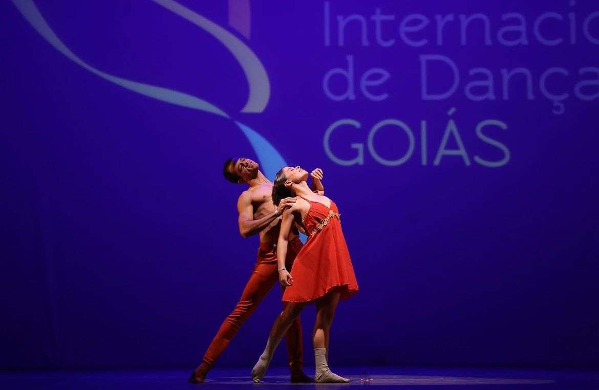 Os bailarinos Gabriel Morais e Lyedson Fidelis, integrantes da Companhia Municipal de Dança de João Pessoa, foram selecionados para o Festival de Dança de Joinville, em Santa Catarina, e a partir deste sábado (13) até o domingo (28), eles estarão no evento mostrando talento e desenvoltura na dança.