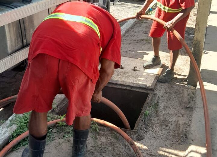 A Secretaria de Infraestrutura (Seinfra) executa, nesta terça-feira (16), serviços de manutenção de iluminação pública, na rede de drenagem e Operação Tapa-Buraco