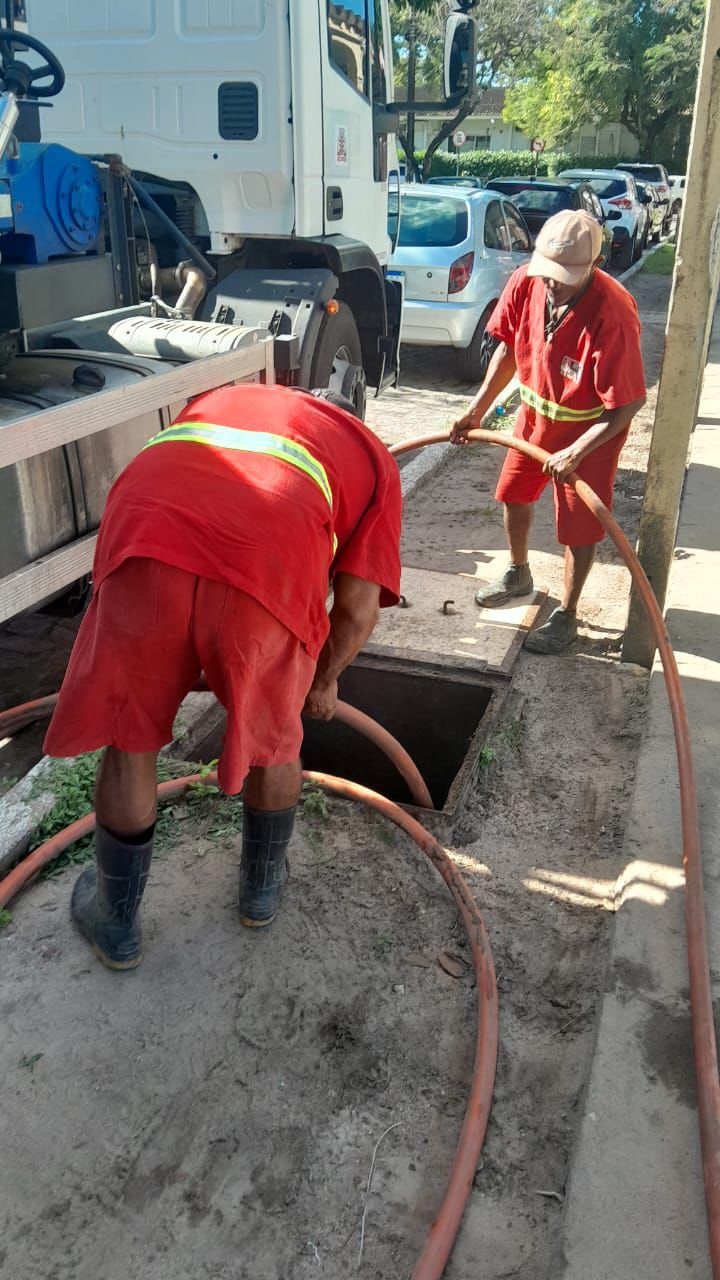 A Secretaria de Infraestrutura (Seinfra) executa, nesta terça-feira (16), serviços de manutenção de iluminação pública, na rede de drenagem e Operação Tapa-Buraco