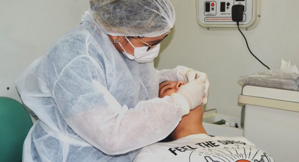 Entre os meses de janeiro e junho deste ano, nos CEO foram realizados 17.400 atendimentos de urgência odontológica. Desse total, 10.664 foram realizados no CEO Torre e 6.736 realizados no Centro localizado no bairro de Mangabeira.