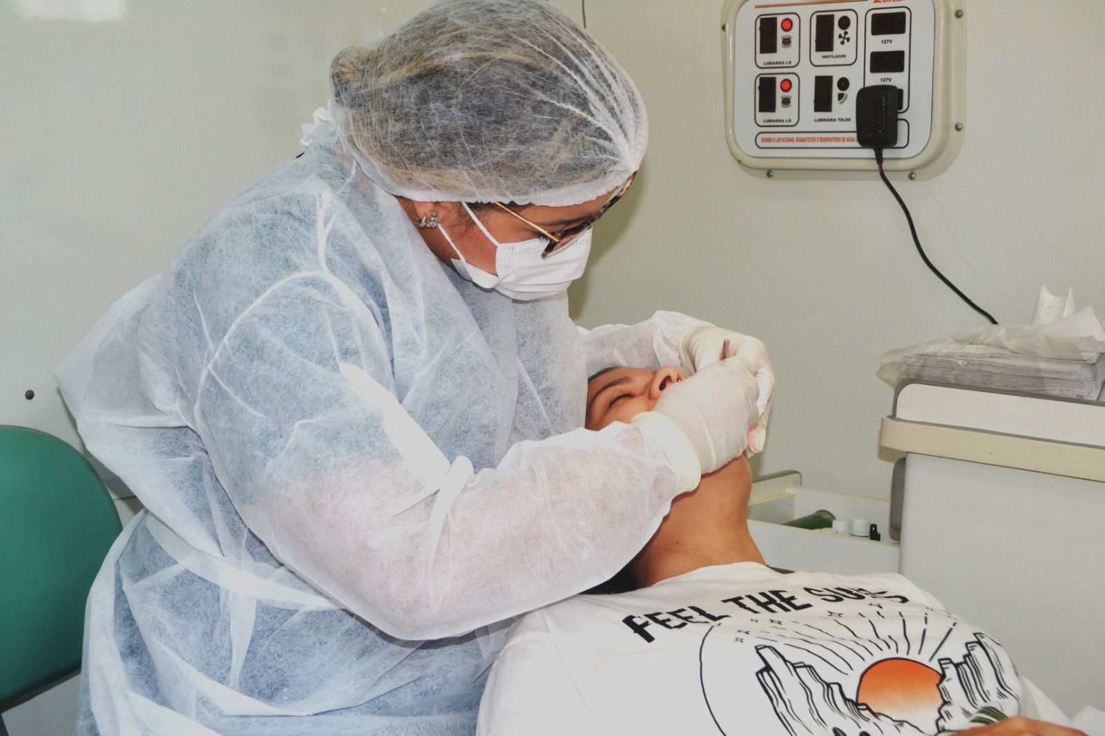 Entre os meses de janeiro e junho deste ano, nos CEO foram realizados 17.400 atendimentos de urgência odontológica. Desse total, 10.664 foram realizados no CEO Torre e 6.736 realizados no Centro localizado no bairro de Mangabeira.