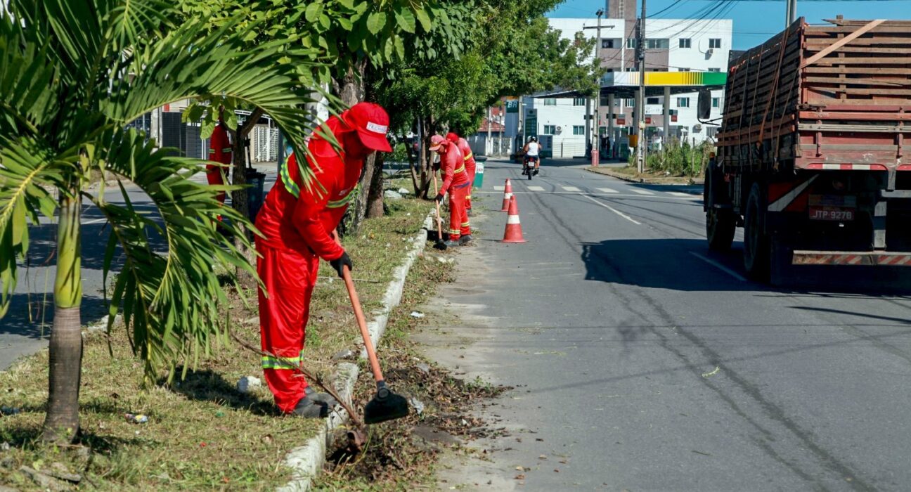 A Autarquia Especial Municipal de Limpeza Urbana (Emlur) executou serviços de zeladoria em 18 bairros, ao longo da semana