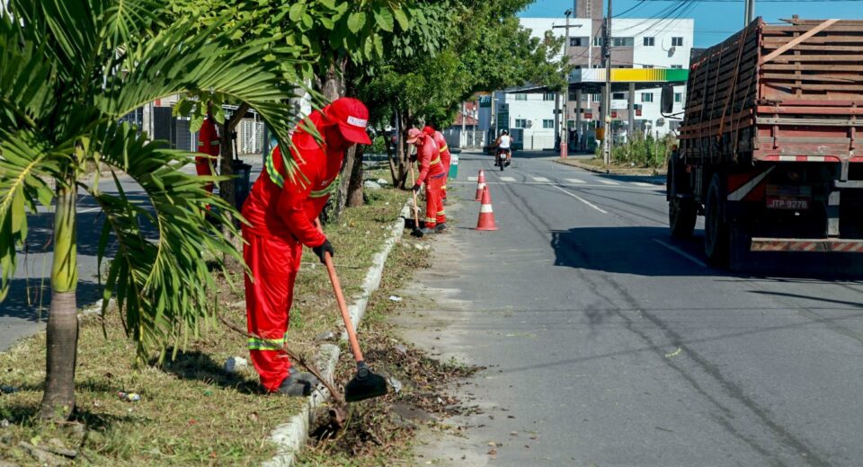 A Autarquia Especial Municipal de Limpeza Urbana (Emlur) executou serviços de zeladoria em 18 bairros, ao longo da semana