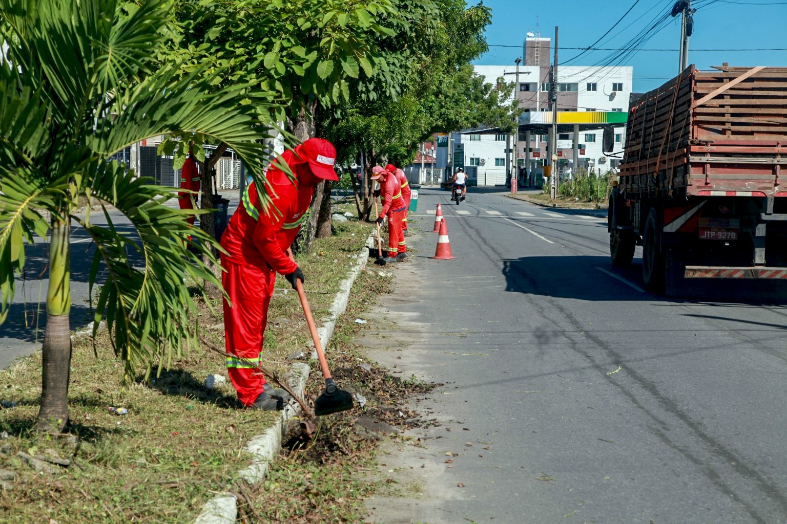 A Autarquia Especial Municipal de Limpeza Urbana (Emlur) executou serviços de zeladoria em 18 bairros, ao longo da semana