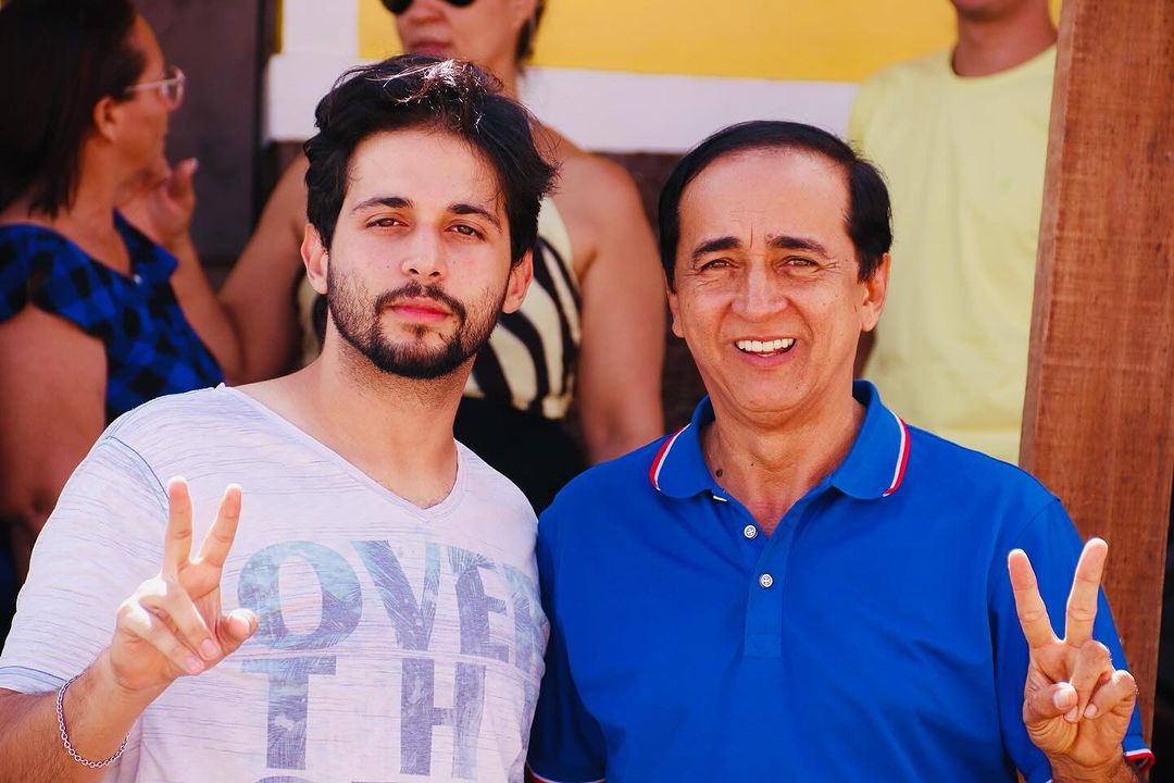 Em meio a tudo isso, Andreza grtitou: o candidato sai da familia, ou Junior Martins, ou eu! Como a útilma palavra é de Marcos, ele respondeu: Você esta certa!